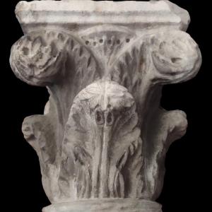 Capitello romanico in marmo bianco
