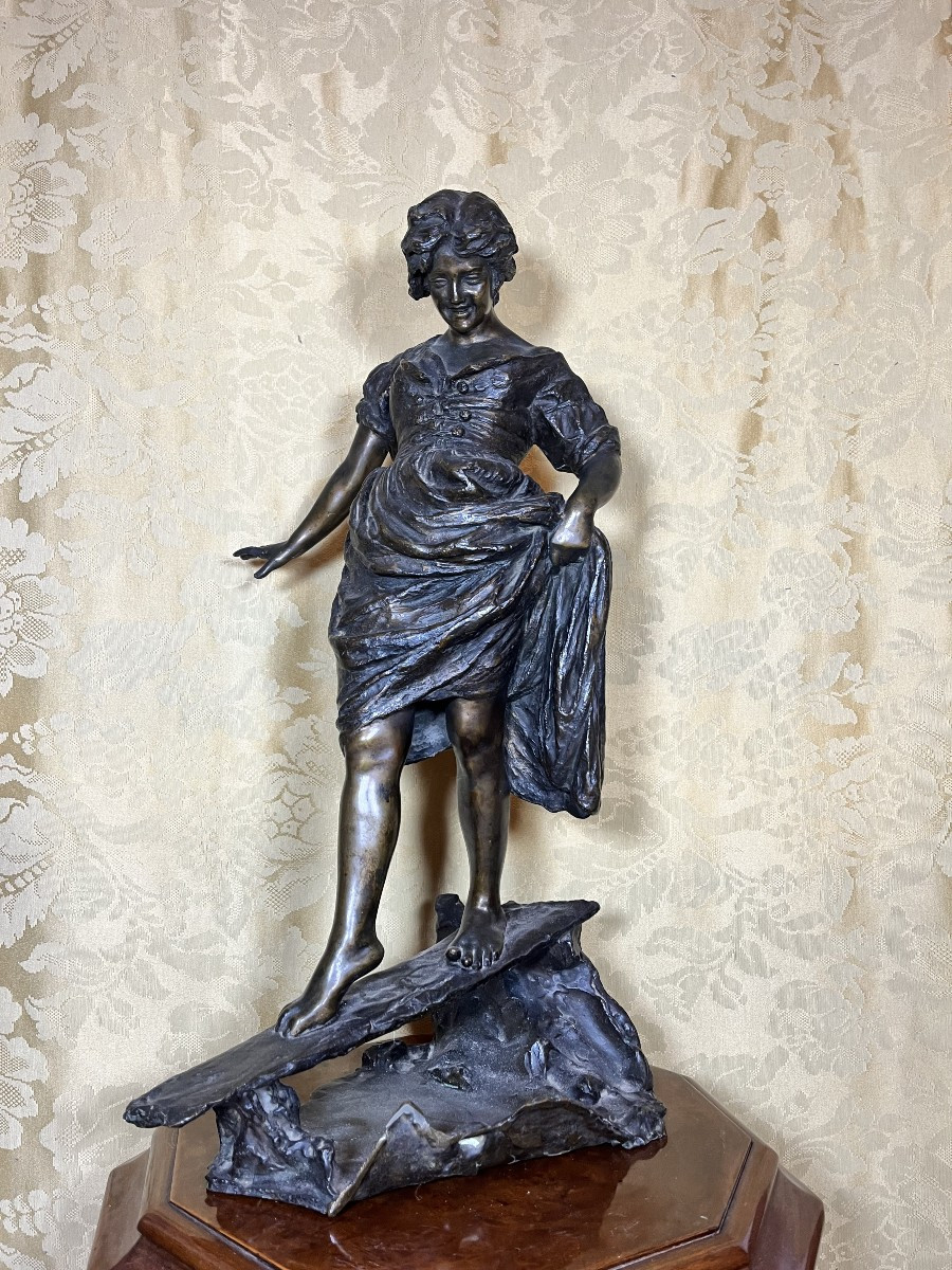 Scultura in bronzo "ragazza che attraversa il ruscello" firmata G. Parente