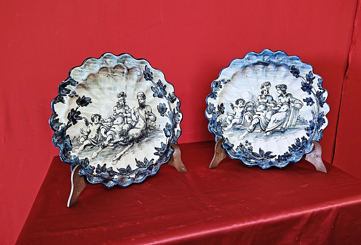 Coppia di piatti in ceramica dipinti