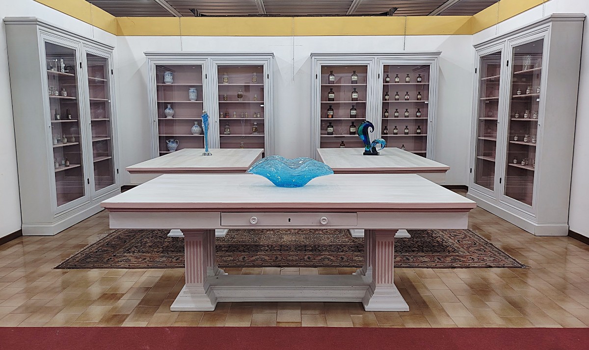 Gruppo di librerie con tavoli