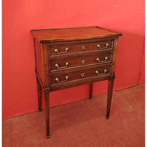 Comodino con tre cassetti