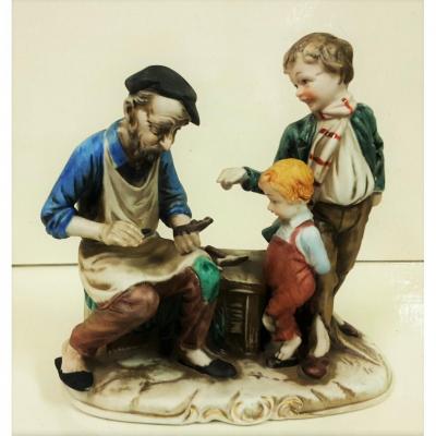 Cobbler avec les enfants, peints à la main en céramique