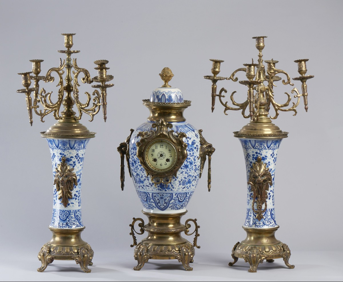 Due Candelabri e Sveglia in Ceramica di Delft XIX secolo 