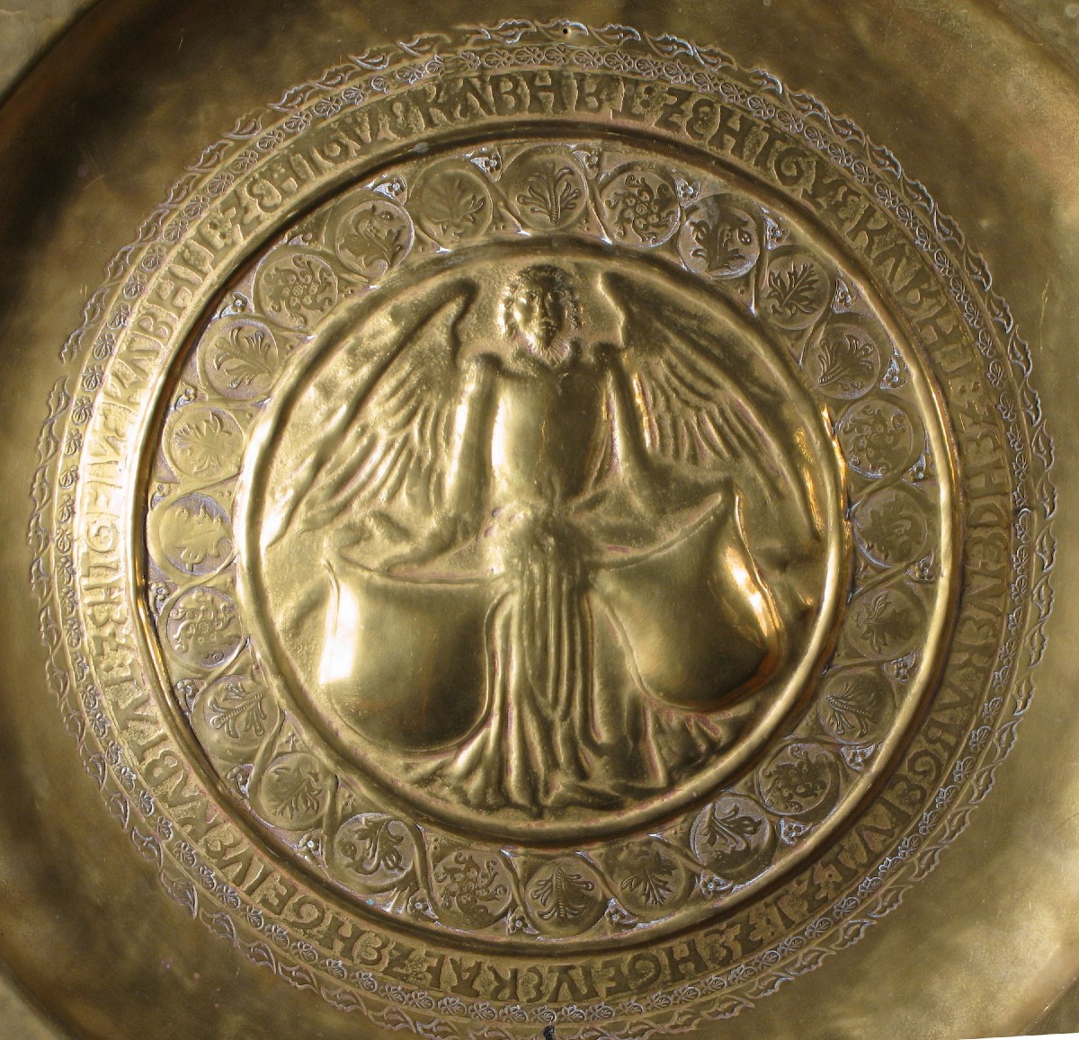 Piatto da pompa “Elemosiniere”  Ottone battuto, sbalzato e lavorato a punzone-photo-2