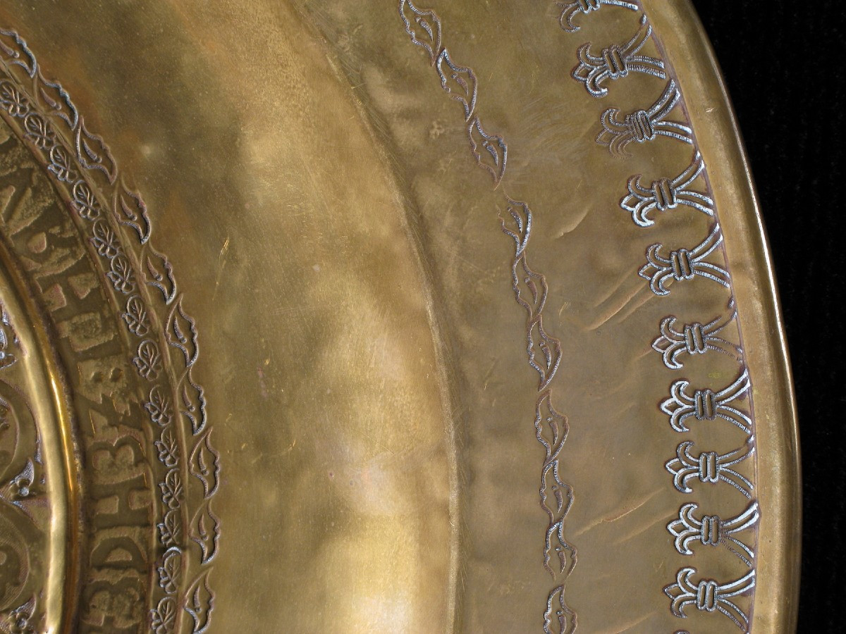 Piatto da pompa “Elemosiniere”  Ottone battuto, sbalzato e lavorato a punzone-photo-4