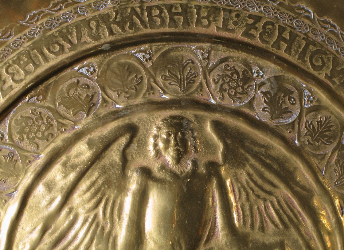Piatto da pompa “Elemosiniere”  Ottone battuto, sbalzato e lavorato a punzone-photo-1