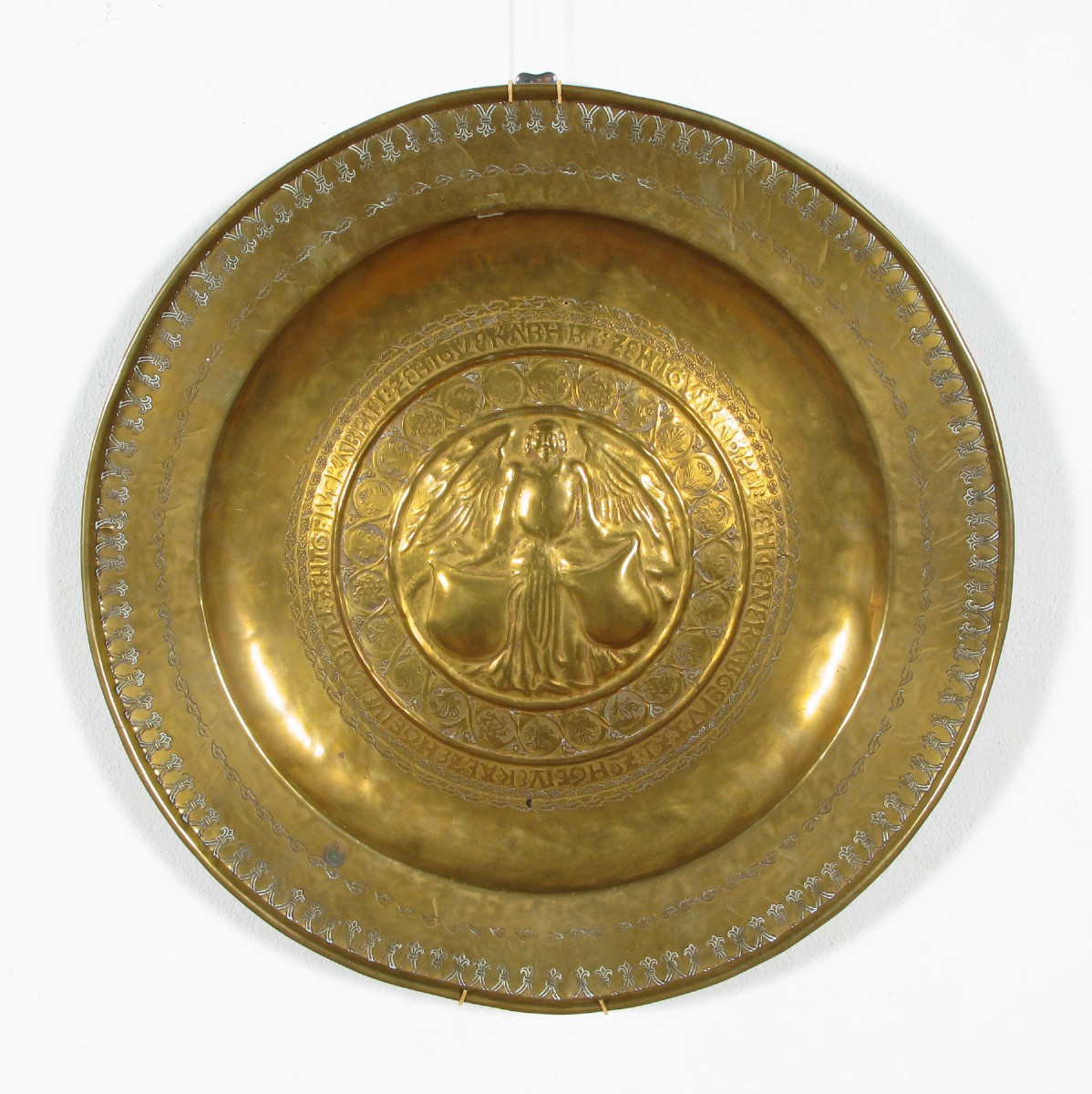 Piatto da pompa “Elemosiniere”  Ottone battuto, sbalzato e lavorato a punzone-photo-3