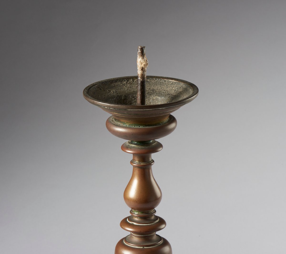 Candeliere    in bronzo fuso a balaustro.-photo-1