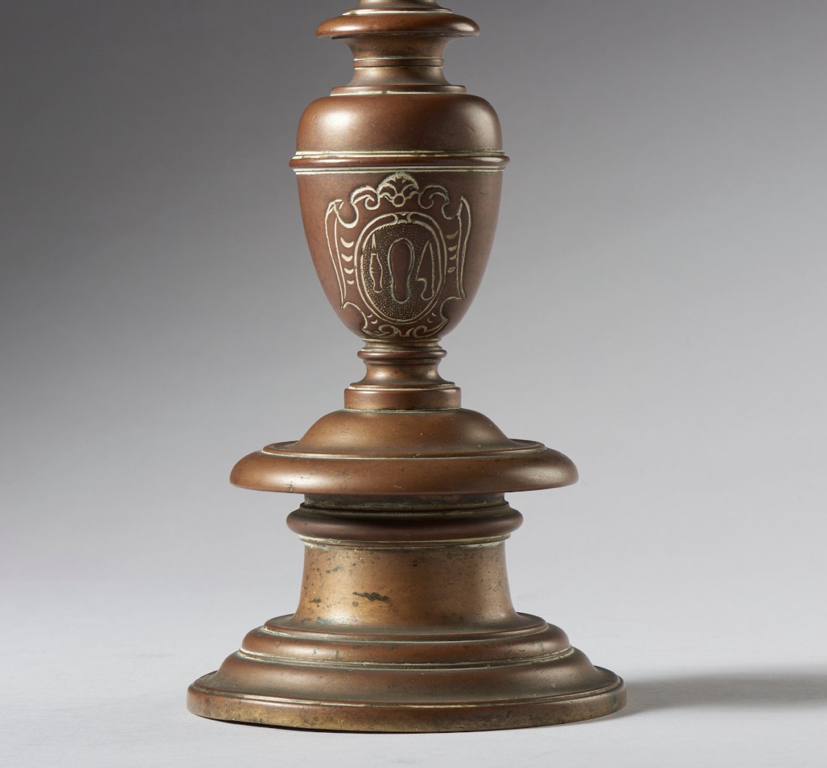 Candeliere    in bronzo fuso a balaustro.-photo-2