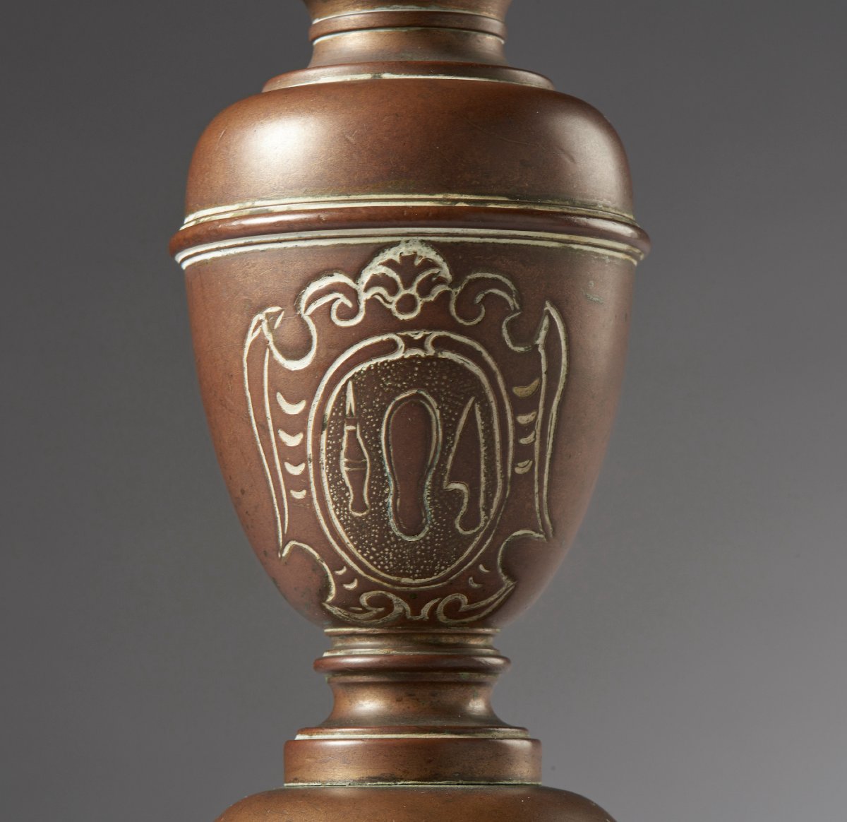 Candeliere    in bronzo fuso a balaustro.-photo-3