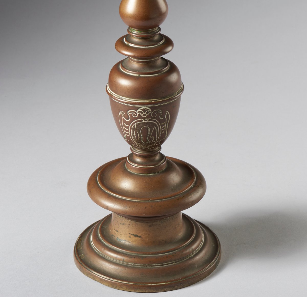 Candeliere    in bronzo fuso a balaustro.-photo-4