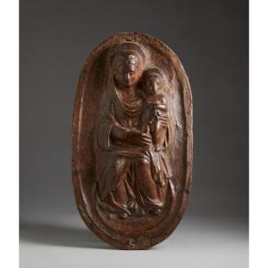 Rilievo in cuoio raffigurante Madonna in trono con Bambino in grembo