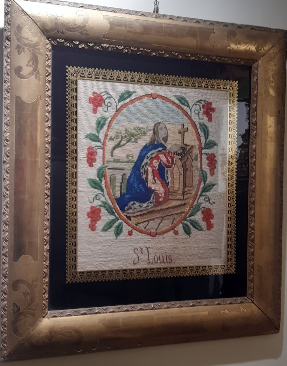 Ricamo in cornice dorata