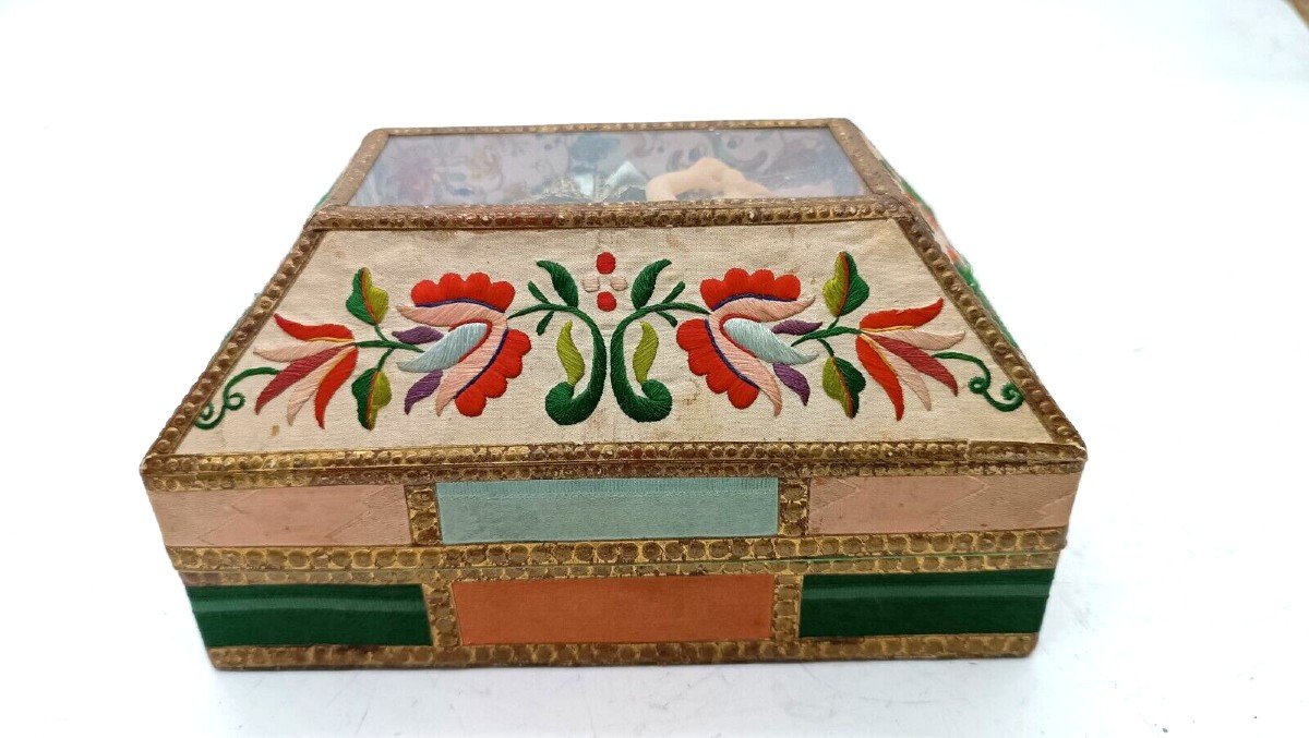 Eccezionale scatola in tessuto ricamato con bambino cera XIX secolo-photo-2