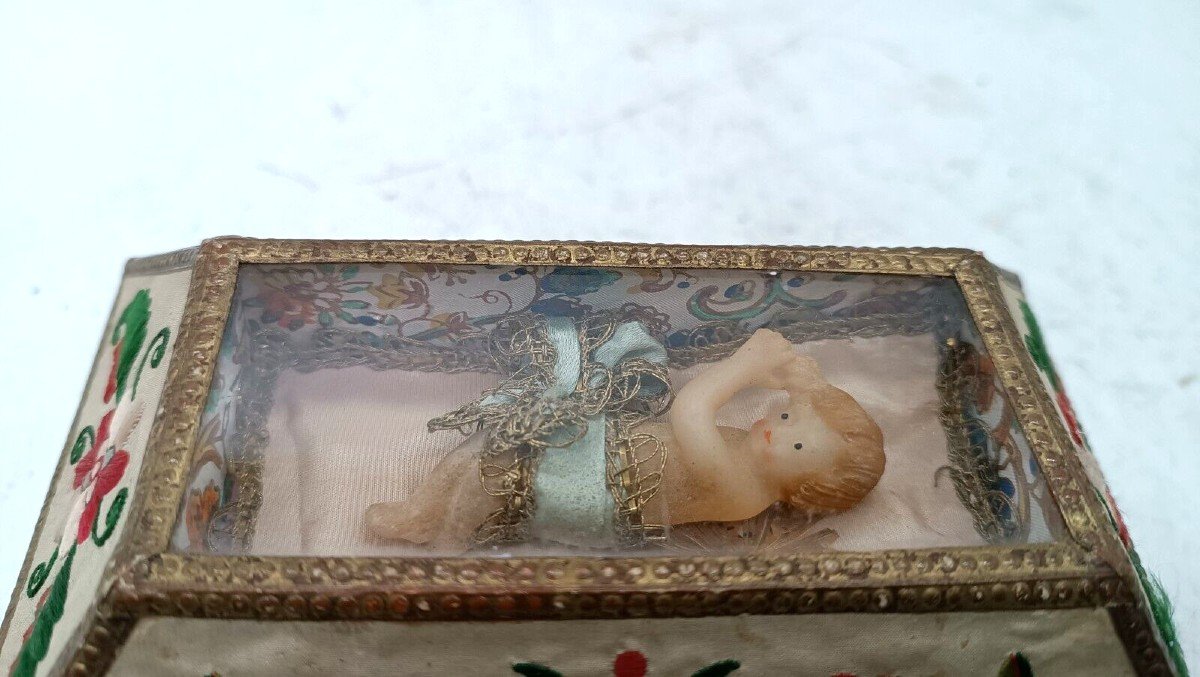 Eccezionale scatola in tessuto ricamato con bambino cera XIX secolo-photo-3