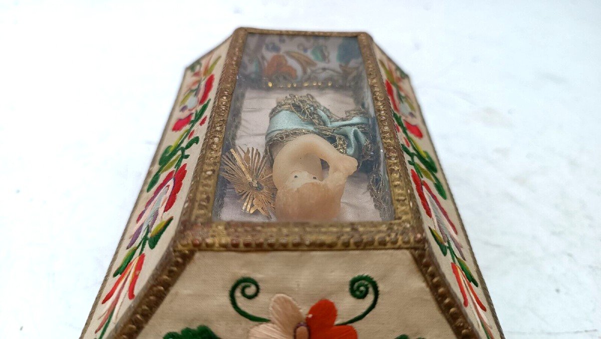 Eccezionale scatola in tessuto ricamato con bambino cera XIX secolo-photo-1