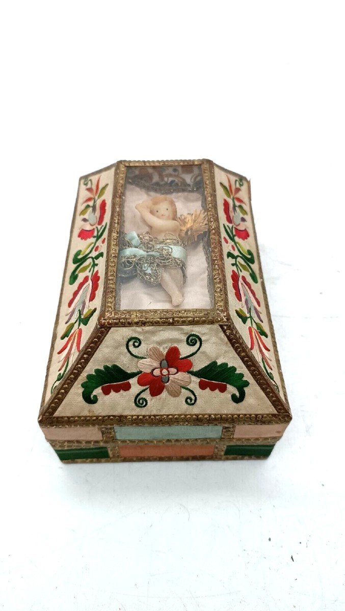 Eccezionale scatola in tessuto ricamato con bambino cera XIX secolo
