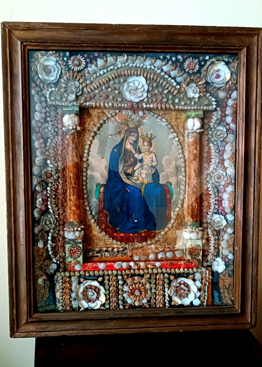 Grande esecuzione Madonna in teca corallo e conchiglie manifattura Sicilia XIX secolo