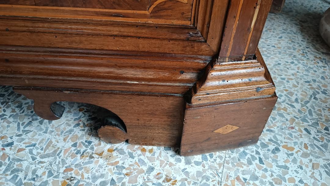 Cassettone intarsiato in noce XVII secolo Italia centro-photo-5