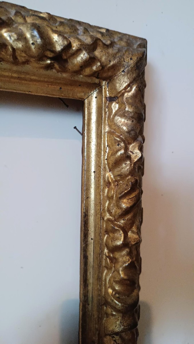 Cornice intagliata in legno dorato --photo-1