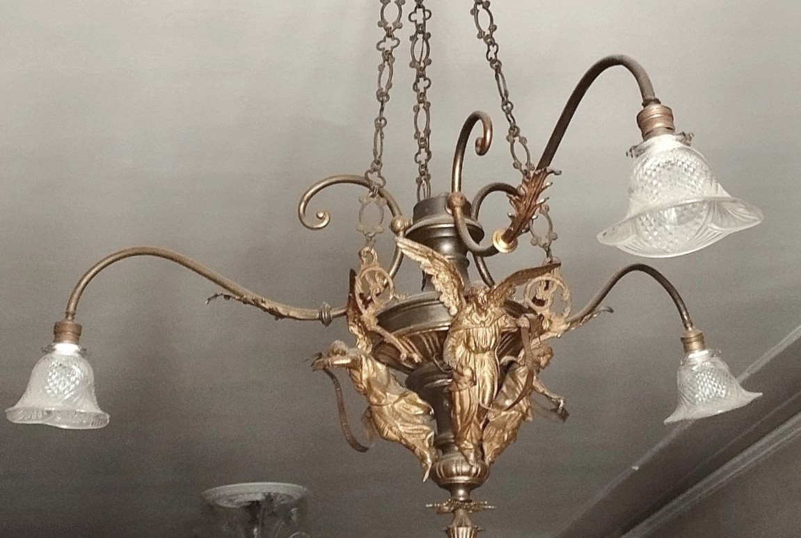 Antico lampadario bronzo con angeli tre luci -photo-1