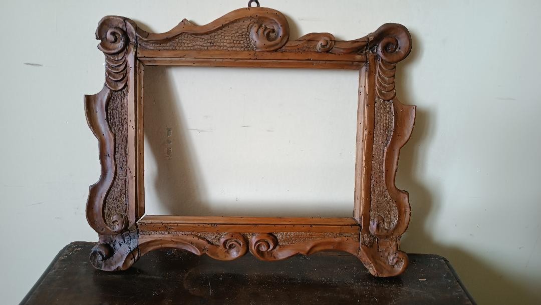 cornice antica in legno di frutto intagliato-photo-1