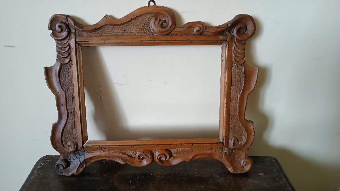 cornice antica in legno di frutto intagliato