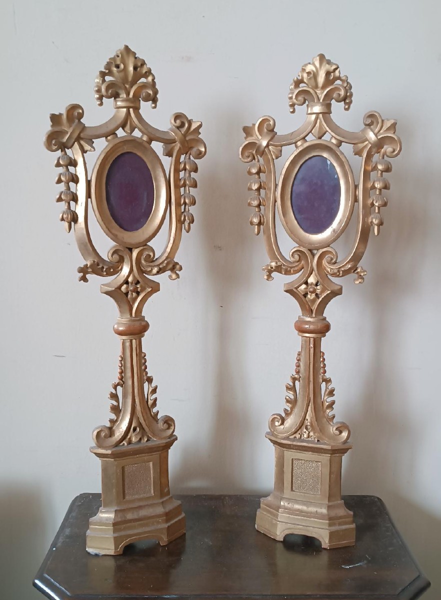 Grande coppia di reliquiari in legno dorato-stile neogotico -h.80 cm