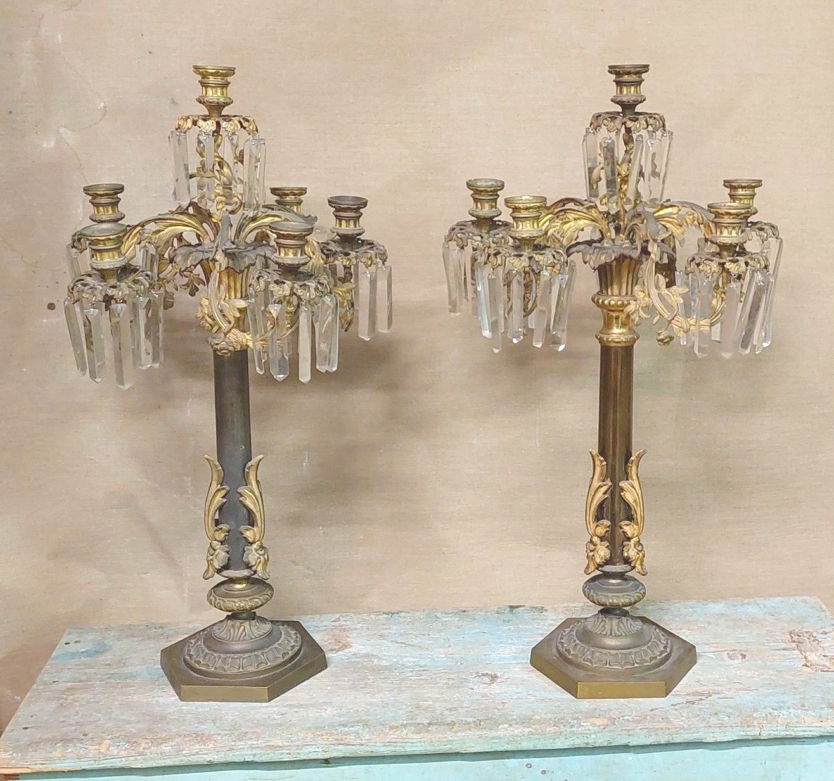 COPPIA IMPORTANTI  GRANDI CANDELIERI A  SEI LUCI IN BRONZO CESELLATO E  DORATO AL MERCURIO h.73