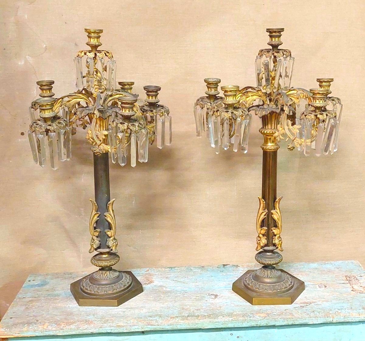 COPPIA IMPORTANTI  GRANDI CANDELIERI A  SEI LUCI IN BRONZO CESELLATO E  DORATO AL MERCURIO h.73