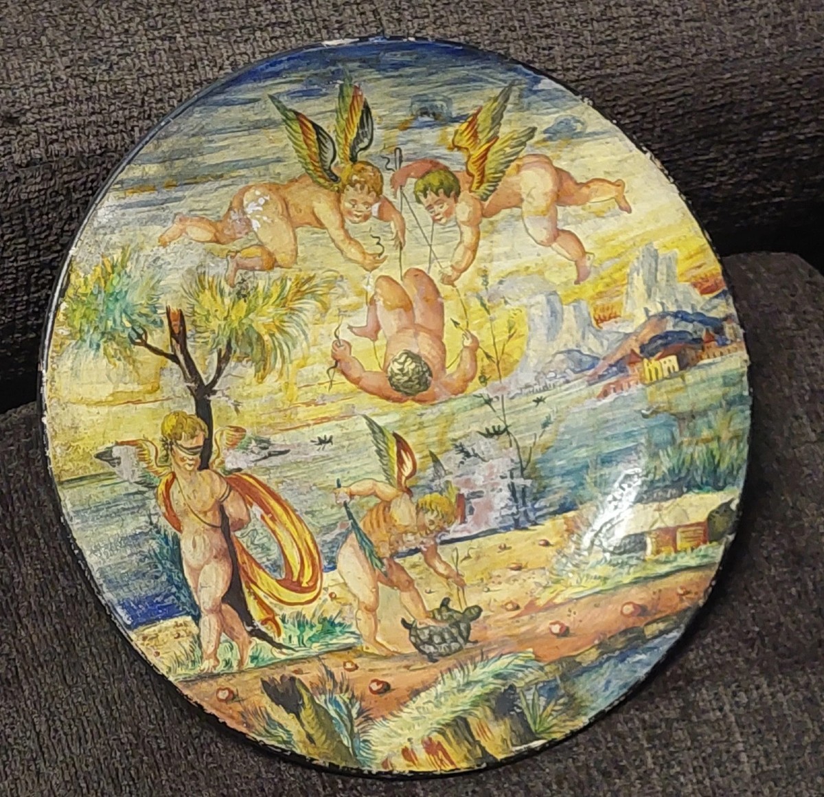 ANTICO PIATTO DIPINTO A FREDDO AMORINI FINE 800 ITALIA MAIOLICA-photo-2