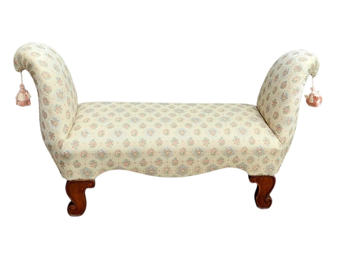  panchetta scendiletto in legno lavorato e sagomato imbottita con elegante stoffa 