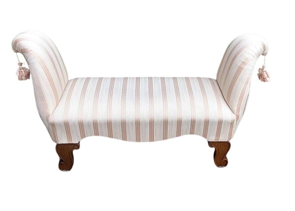  panca scendiletto in legno lavorato e sagomato imbottita con elegante stoffa 