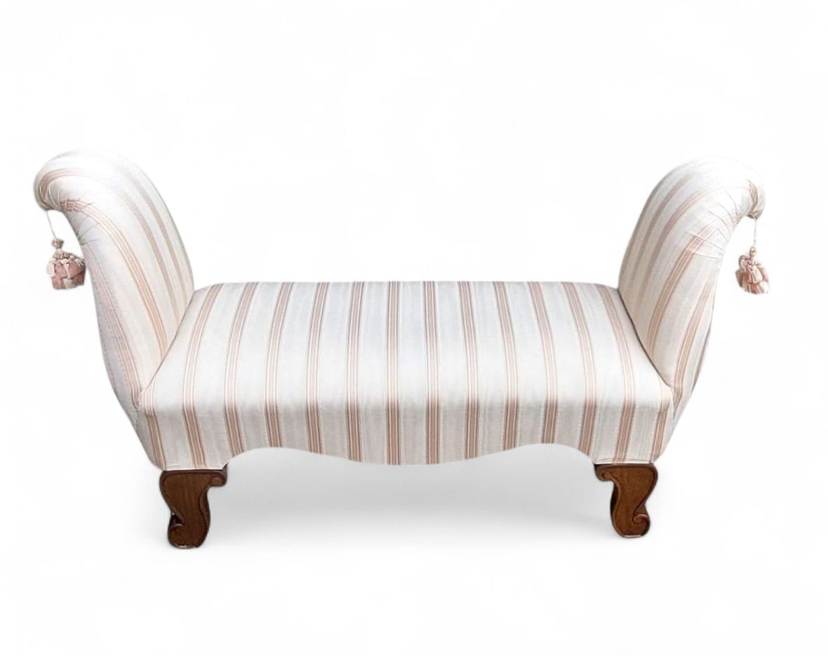  panca scendiletto in legno lavorato e sagomato imbottita con elegante stoffa 