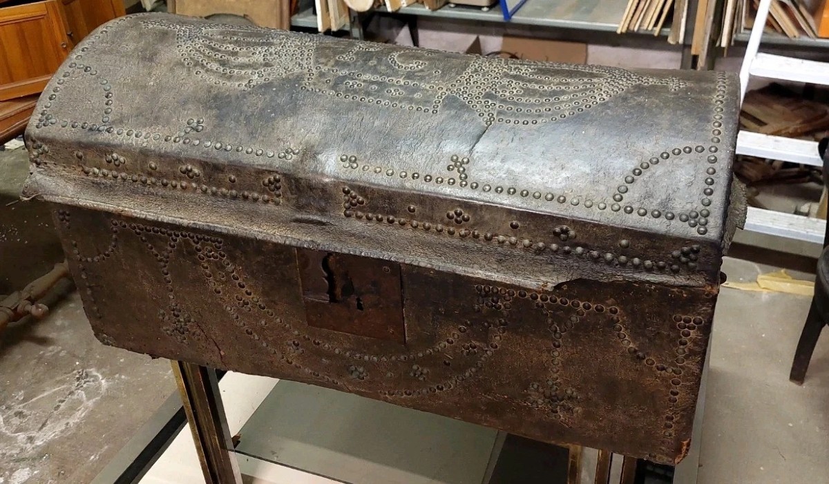 ANTICO PICCOLO BAULE CUOIO BORCHIATO XVIII SECOLO ITALIA-photo-3