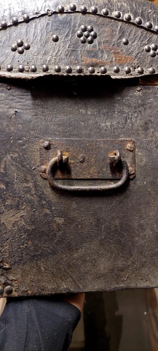 ANTICO PICCOLO BAULE CUOIO BORCHIATO XVIII SECOLO ITALIA-photo-1