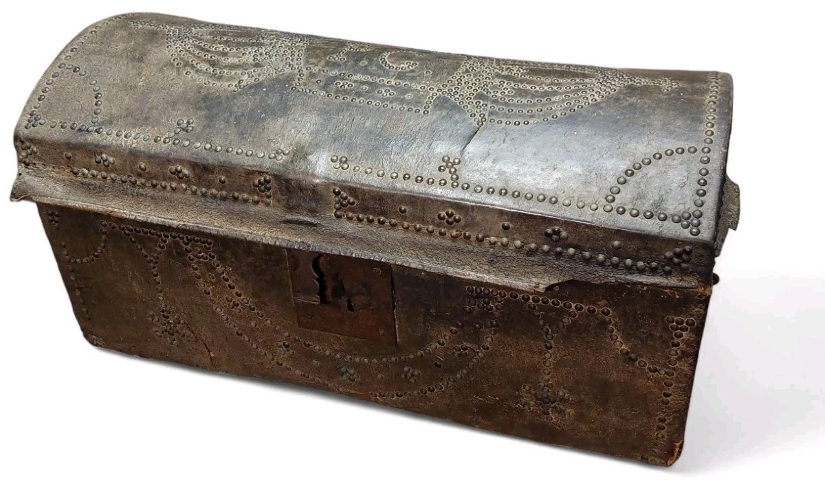 ANTICO PICCOLO BAULE CUOIO BORCHIATO XVIII SECOLO ITALIA