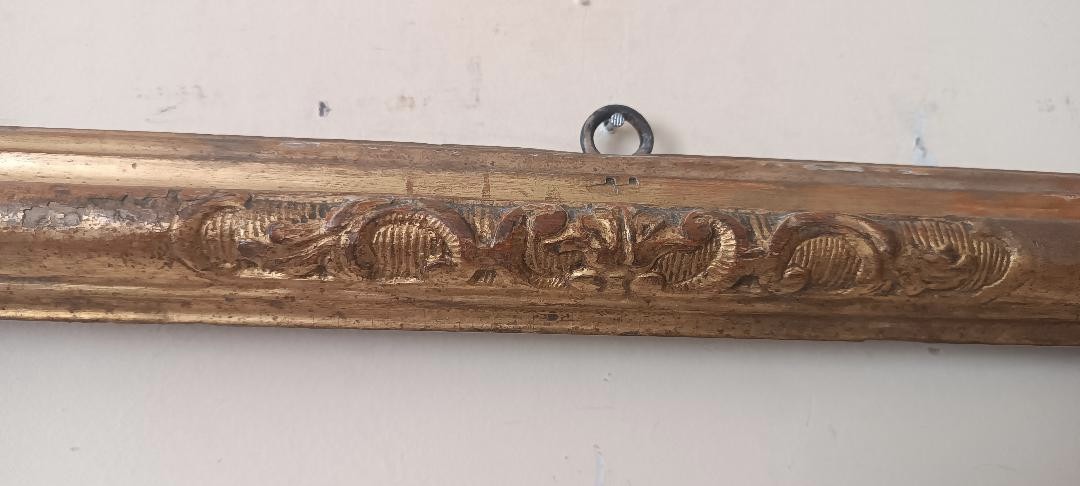 Cornice antica in legno dorato con intagli floreali-photo-1