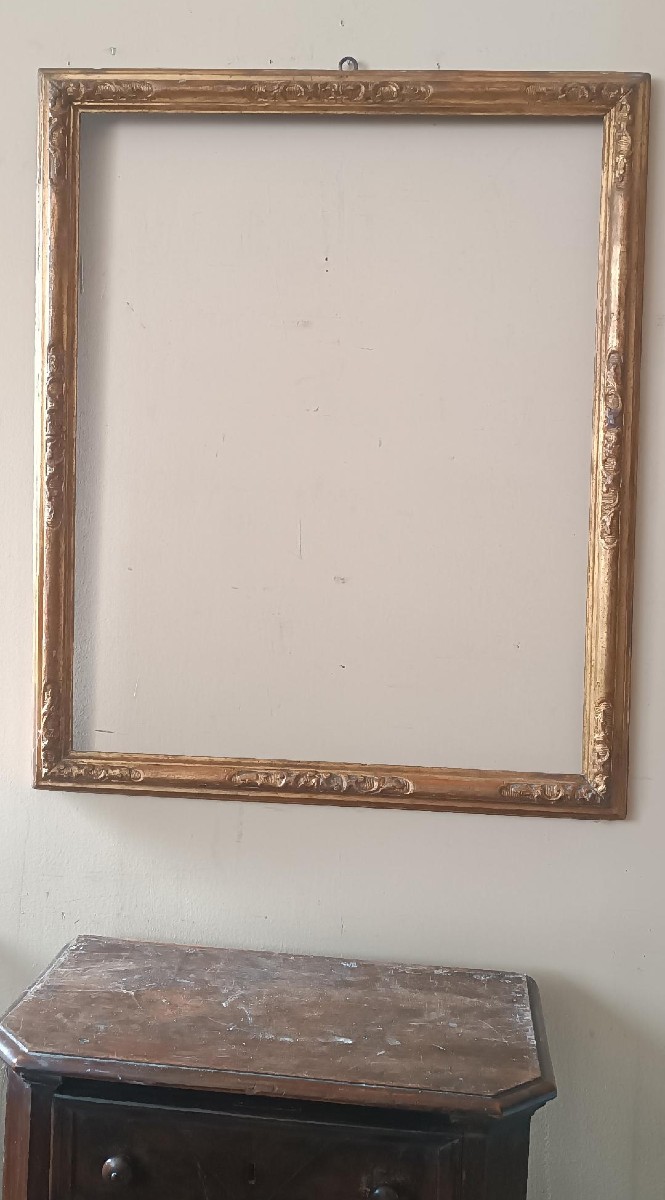 Cornice antica in legno dorato con intagli floreali