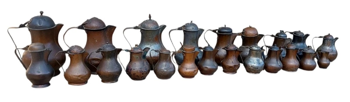 RARA collezione di 22 brocche/brocche antiche in rame  del XVIII/XIX secolo