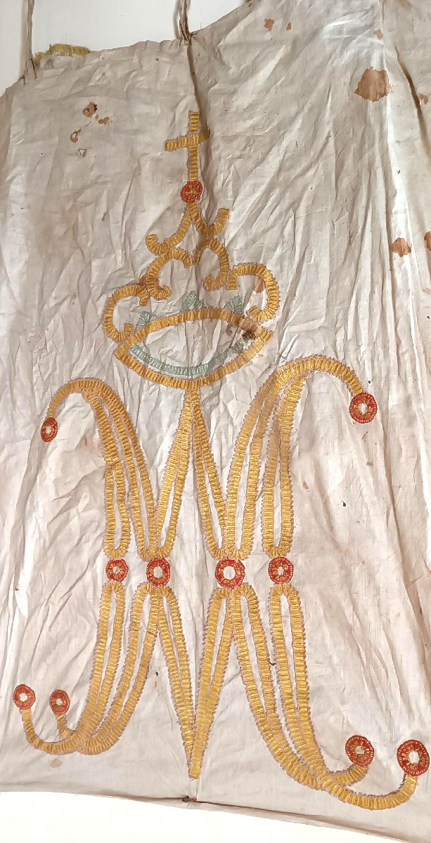 Grande drappo processionale in tessuto ricamato simbolo mariano , XVIII secolo