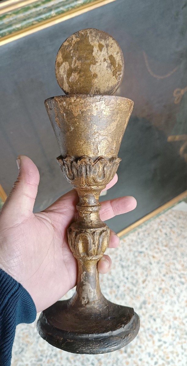 Antico calice in legno dorato decorativo liturgico