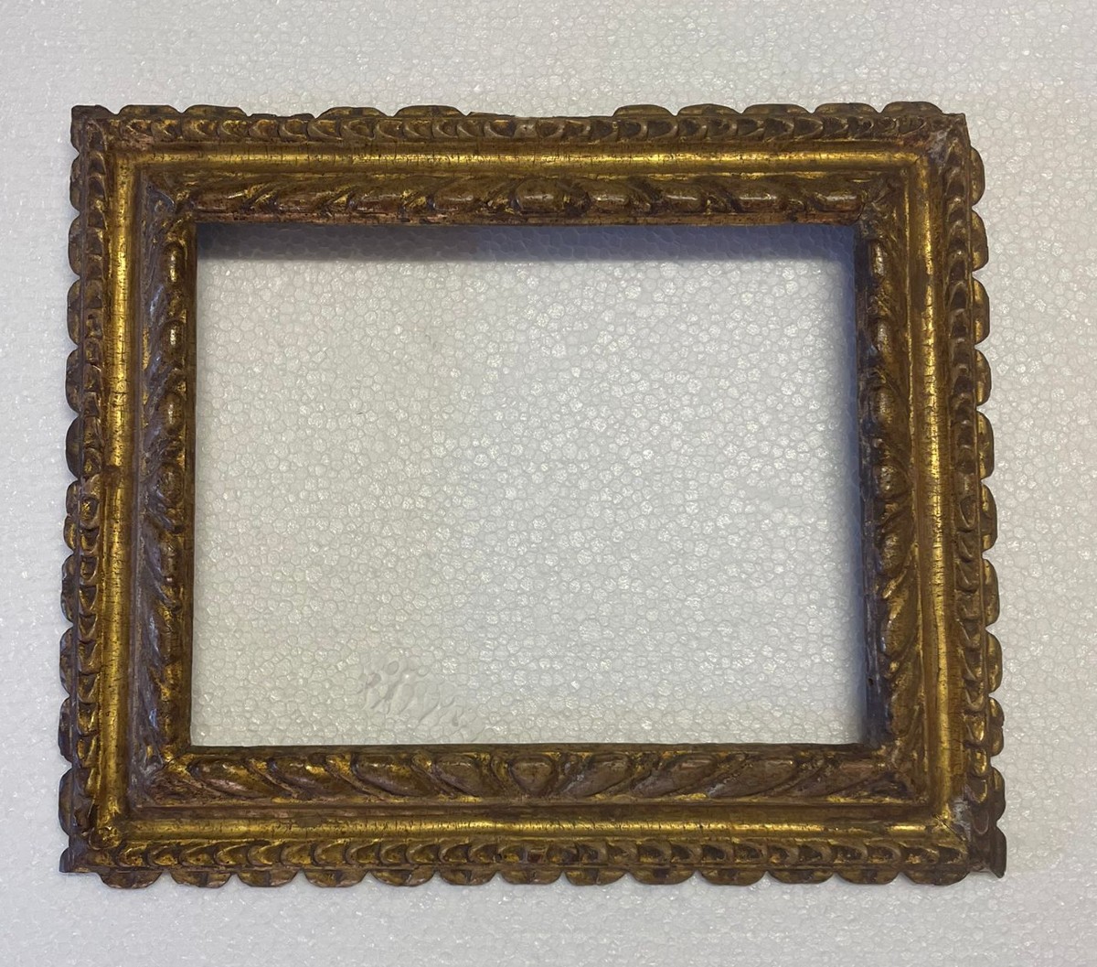 Antica cornice in legno intagliato e dorata a oro zecchino , XVII secolo ,Italia centrale