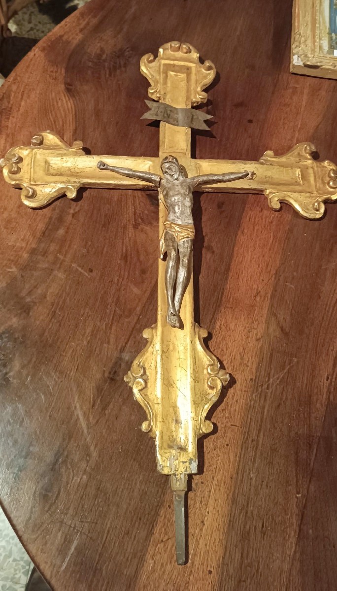 Antico grande crocifisso in legno dorato con cristo XVIII secolo italia