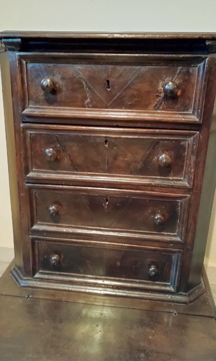 Antico inginocchiatoio del XVII secolo con cassetti in noce toscana-photo-3