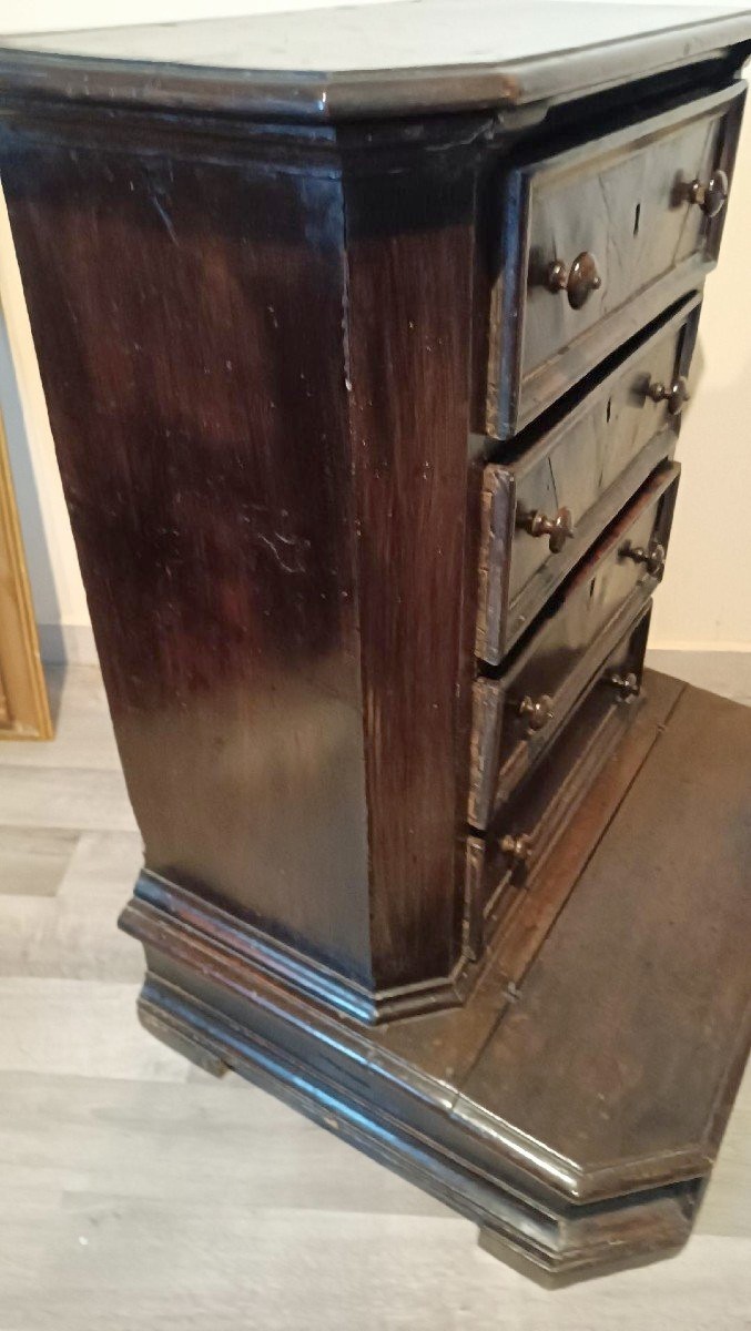 Antico inginocchiatoio del XVII secolo con cassetti in noce toscana-photo-4