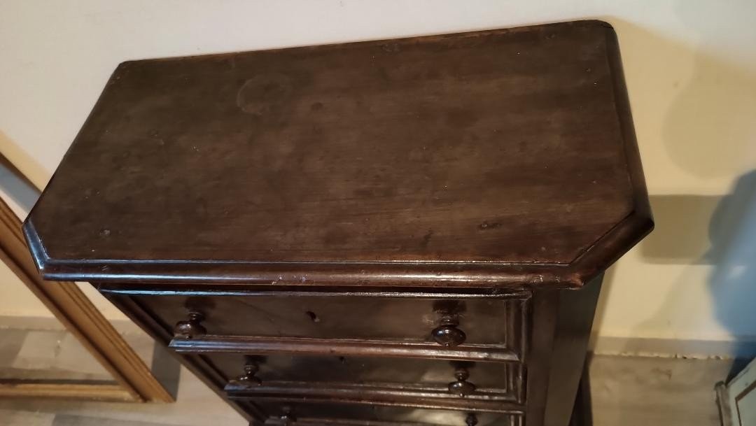 Antico inginocchiatoio del XVII secolo con cassetti in noce toscana-photo-1