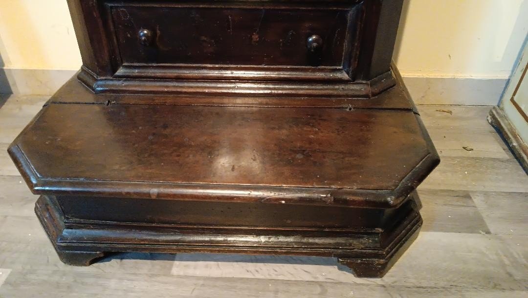 Antico inginocchiatoio del XVII secolo con cassetti in noce toscana-photo-2