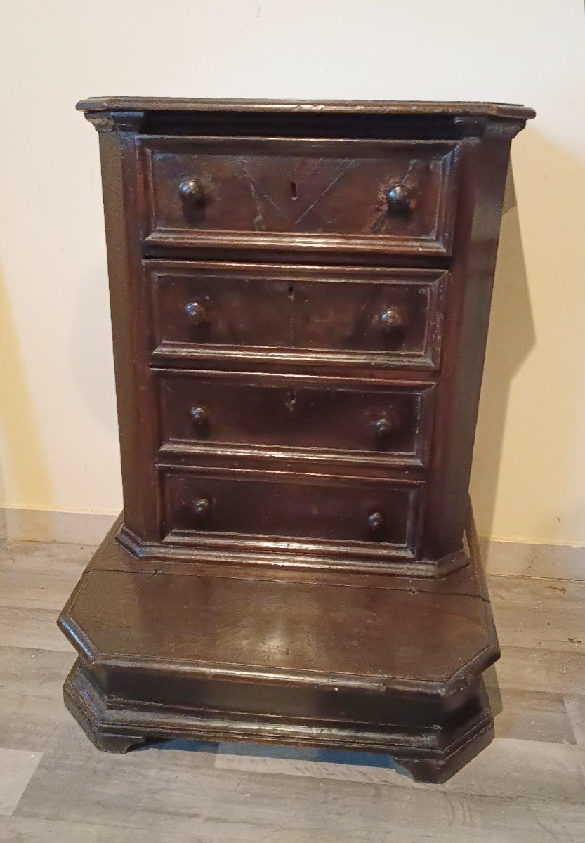 Antico inginocchiatoio del XVII secolo con cassetti in noce toscana