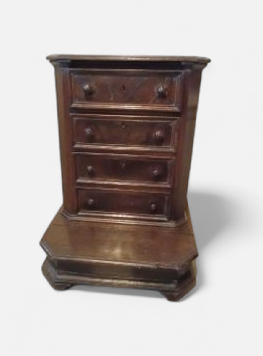 Antico inginocchiatoio del XVII secolo con cassetti in noce toscana